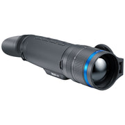 Telescopio monocular con lente grande y tubo largo en un fondo blanco